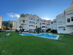 duży budynek apartamentowy z basenem na dziedzińcu w obiekcie Appartement Albimar w mieście Albir