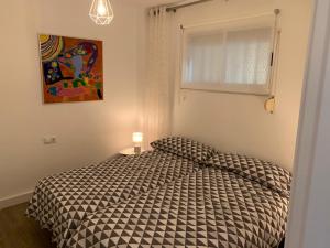 sypialnia z łóżkiem i oknem w obiekcie Appartement Albimar w mieście Albir