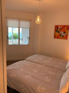sypialnia z łóżkiem i oknem w obiekcie Appartement Albimar w mieście Albir