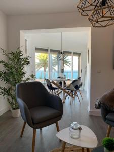 salon z krzesłem i stołem w obiekcie Appartement Albimar w mieście Albir