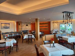 a dining room with tables and chairs in a restaurant at Bootshaus Neustrelitz in Neustrelitz