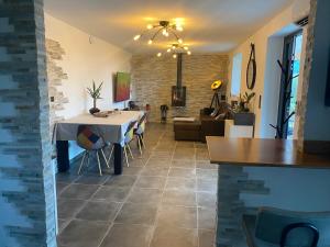 - un salon avec une table et un canapé dans l'établissement Villa Ghjuvan - Sea, Mountain & Spa, à Peri