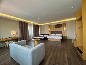 Postel nebo postele na pokoji v ubytování 2000 Hotel Downtown Kigali