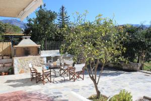 Patio alebo iná vonkajšia časť ubytovania Minas apartment 2mins walking from Stoupa beach, UPGRADED Wi-Fi