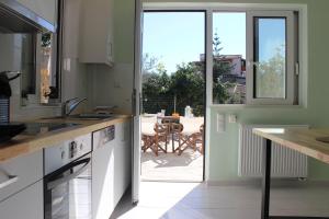 Kuchyňa alebo kuchynka v ubytovaní Minas apartment 2mins walking from Stoupa beach, UPGRADED Wi-Fi + 6 fotografií