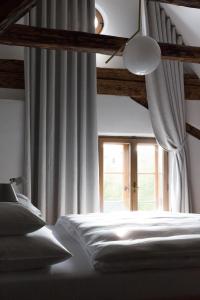 a bedroom with a bed and a window at Kai 36 - Hotel zwischen Fels und Fluss in Graz