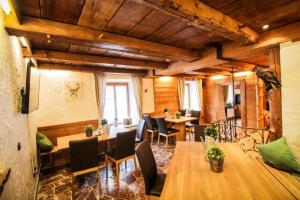 ein Wohnzimmer mit einem Tisch und einem Esszimmer in der Unterkunft Gästehaus Siegllehen in Schönau am Königssee