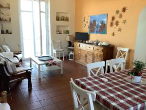 A restaurant or other place to eat at Casa nel borgo marinaro di Santa Nicolicchia