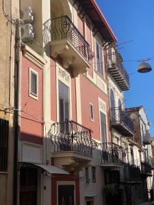 een gebouw met balkons aan de zijkant bij Palazzo Liberty in Monreale