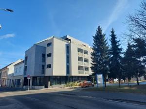 un bâtiment situé sur le côté d'une rue dans l'établissement SUBARX centrum Nitra, à Nitra