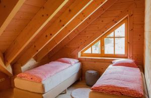 two beds in a room with a attic at Vakantiehuis Luxe Blokhuis B in Willingen