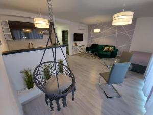 sala de estar con silla y sofá en SUBARX centrum Nitra, en Nitra