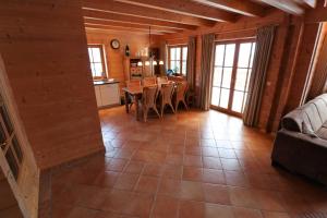 a kitchen and dining room with a table and chairs at Vakantiehuis Luxe BlokhuisA in Willingen