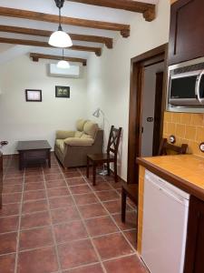 ein Wohnzimmer mit einem Sofa und einem Tisch in der Unterkunft Leyendas de Monfragüe in Torrejón el Rubio