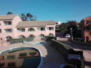 Foto da galeria de Les jardins de la mer marine de bravone - 2 chambres à lit plus sofa avec piscine à coté mer em Linguizzetta