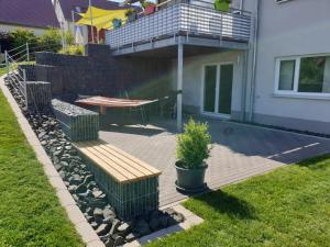 una terraza con un banco, una mesa y un arco iris en RhönStyle, en Fladungen