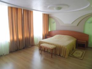 ヴォルクタにあるVorkuta Hotelのベッドルーム1室(ベッド1台、大きな窓付)