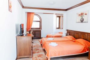 - une chambre avec 2 lits et une télévision dans l'établissement Casa Marta, à Sîmbăta de Sus