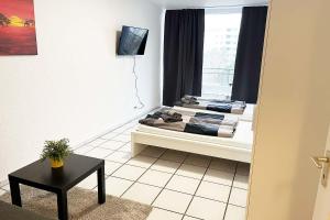 1 dormitorio con cama y ventana en Ferienwohnung Köln Junkersdorf, en Colonia