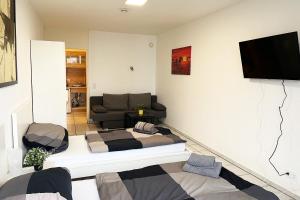 een woonkamer met een bed en een bank bij Ferienwohnung Köln Junkersdorf in Keulen