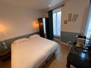 A bed or beds in a room at Hôtel Tilde