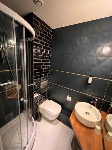 A bathroom at Hôtel Tilde