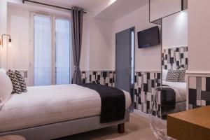 A bed or beds in a room at Hôtel Tilde