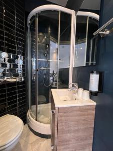 A bathroom at Hôtel Tilde