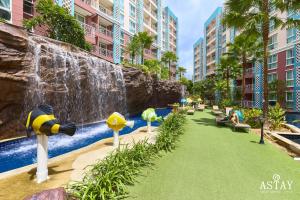 Bazén v ubytování Grande Carribean condo sea view&park view Comfortable 1 bedroom apartment for 3 person with washing machine , kitchen and all utensils for the cooking nebo v jeho okolí