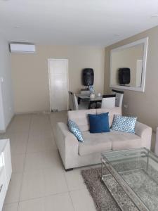 salon z kanapą i stołem w obiekcie Apartamento JATUN MAMA w mieście Chancay
