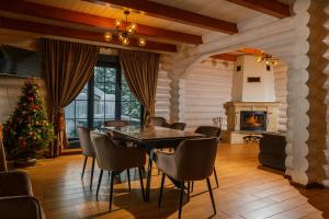 布克维WhiteWood Cottages的一间设有桌子和圣诞树的用餐室