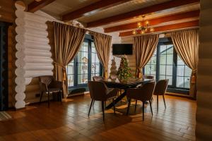 布克维WhiteWood Cottages的用餐室配有餐桌,上面有圣诞树 更多25张照片