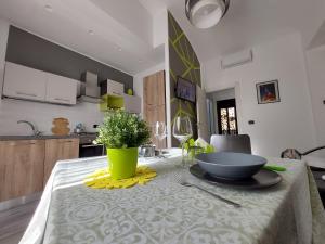 una cucina con tavolo e ciotola sopra di Casa Bumbunin, vicino al centro e al Politecnico a Torino