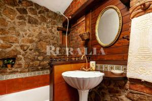 A bathroom at Casa Carmen 5 Situada en una zona muy tranquila a Még 27 kép