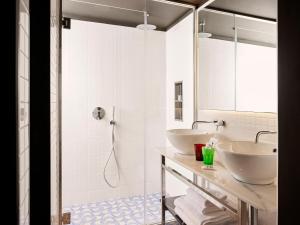 Mama Shelter Lisboa tesisinde bir banyo