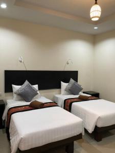 Serene Lanta Resort tesisinde bir odada yatak veya yataklar