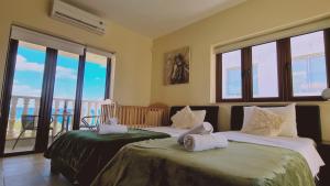 Postel nebo postele na pokoji v ubytování STAY Ocean View Villa + 63 fotografií