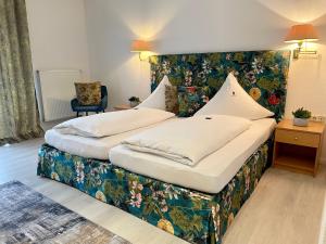 Postel nebo postele na pokoji v ubytování Hotel zum Engel