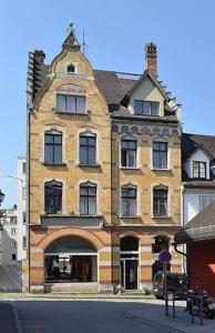 a large brick building on a city street at Zentrales Apartment Pfänderblick in Bregenz