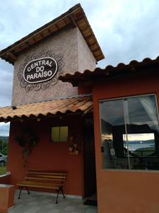un ristorante con panchina di fronte a un edificio di Chalé Paz Central do Paraíso Lapinha da Serra a Santana do Riacho