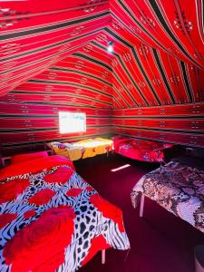 Posteľ alebo postele v izbe v ubytovaní Bedouin host camp& with tour
