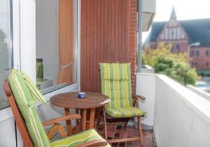 einen kleinen Tisch und zwei Stühle auf dem Balkon in der Unterkunft Sylter Flunder in Westerland