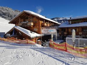 domek narciarski z śniegiem na ziemi przed nim w obiekcie Panorama Chalet w mieście Mittersill