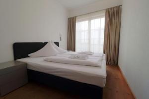 sypialnia z dużym łóżkiem i oknem w obiekcie Panorama Chalet w mieście Mittersill