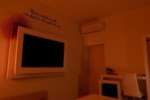 阿爾蓋羅的住宿－Sunshine Charming Houses，客厅的墙上配有电视