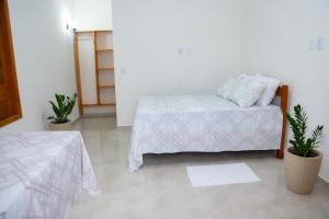 Un pat sau paturi într-o cameră la Encanto do mar residencial