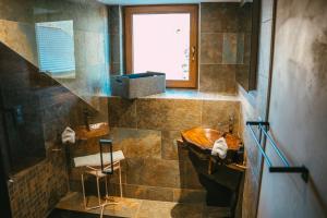 Ванная комната в Le Grand Petit Prince - Domaine de Charme - Jacuzzis privatifs