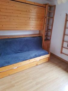 a bunk bed in a room with a ladder at Appartement d'une chambre avec jardin clos et wifi a La Salle les Alpes in La Salle Les Alpes