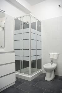 ローマにあるVatican Luxury Apartmentのバスルーム(ガラス張りのシャワー、トイレ付)