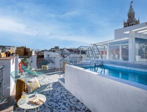 una piscina sul tetto di un edificio di Lukanda Luxury a Siviglia